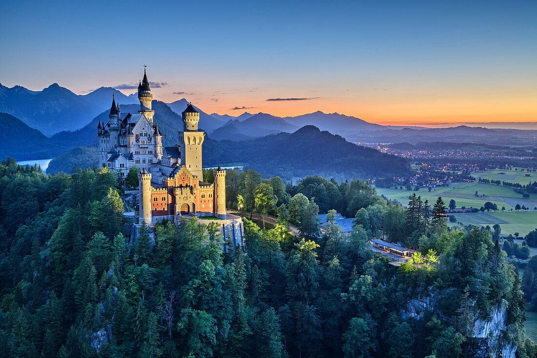  Schloss Neuschwanstein, beleuchtet, vor Tannheimer Bergen, Neuschwanstein, Ammergebirge, Ammergauer Alpen, Schwaben, Bayern, Deutschland