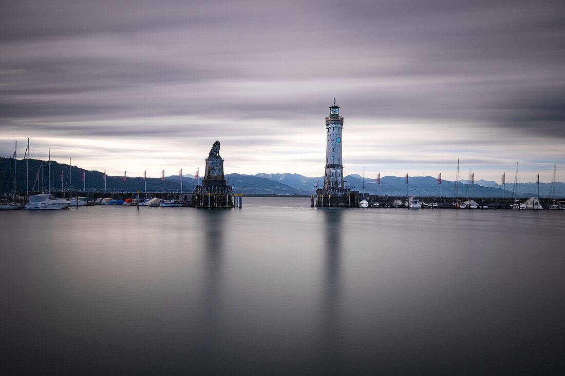 Blick auf die Hafeneinfahrt von Lindau, Bayern, Deutschland, Europa