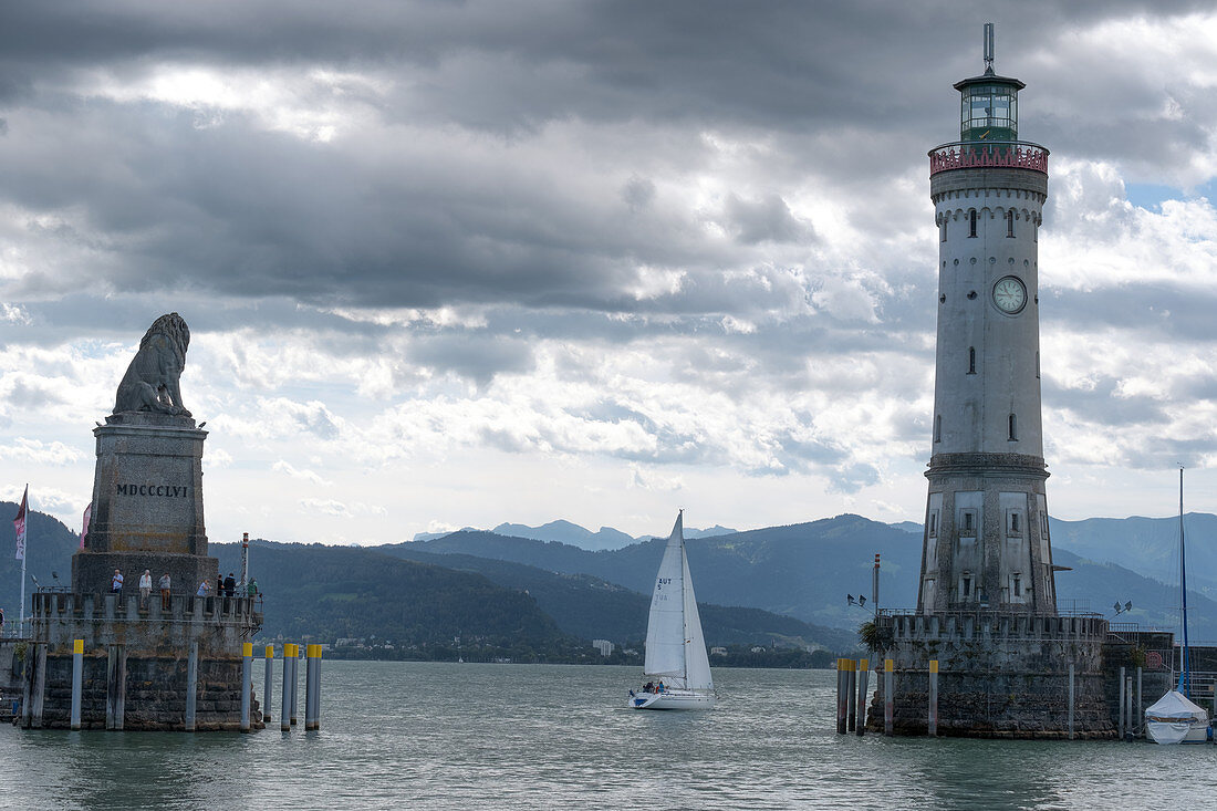 Blick auf die Hafeneinfahrt von Lindau, Bayern, Deutschland, Europa