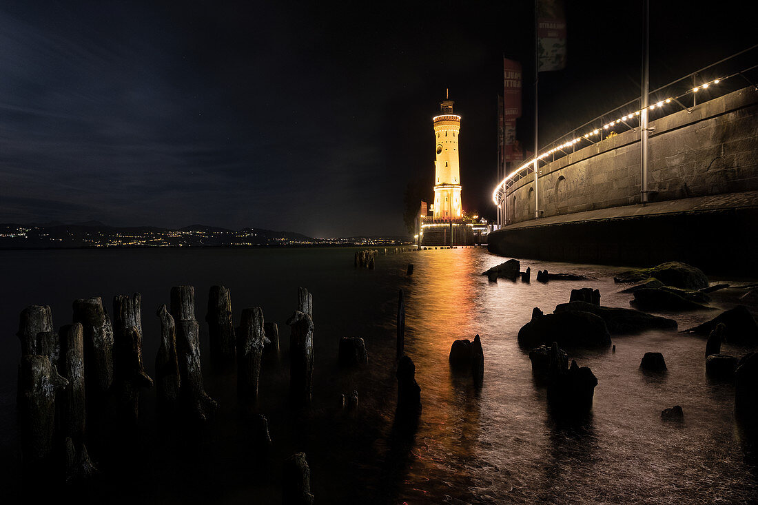 Blick auf den Leuchturm am Hafen von Lindau bei Nacht, Bayern, Deutschland, Europa