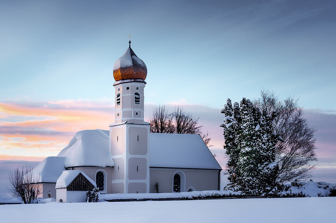 Kirche auf der Ilkahöhe im Schnee bei Sonnenaufgang, Tutzing, Bayern, Deutschland