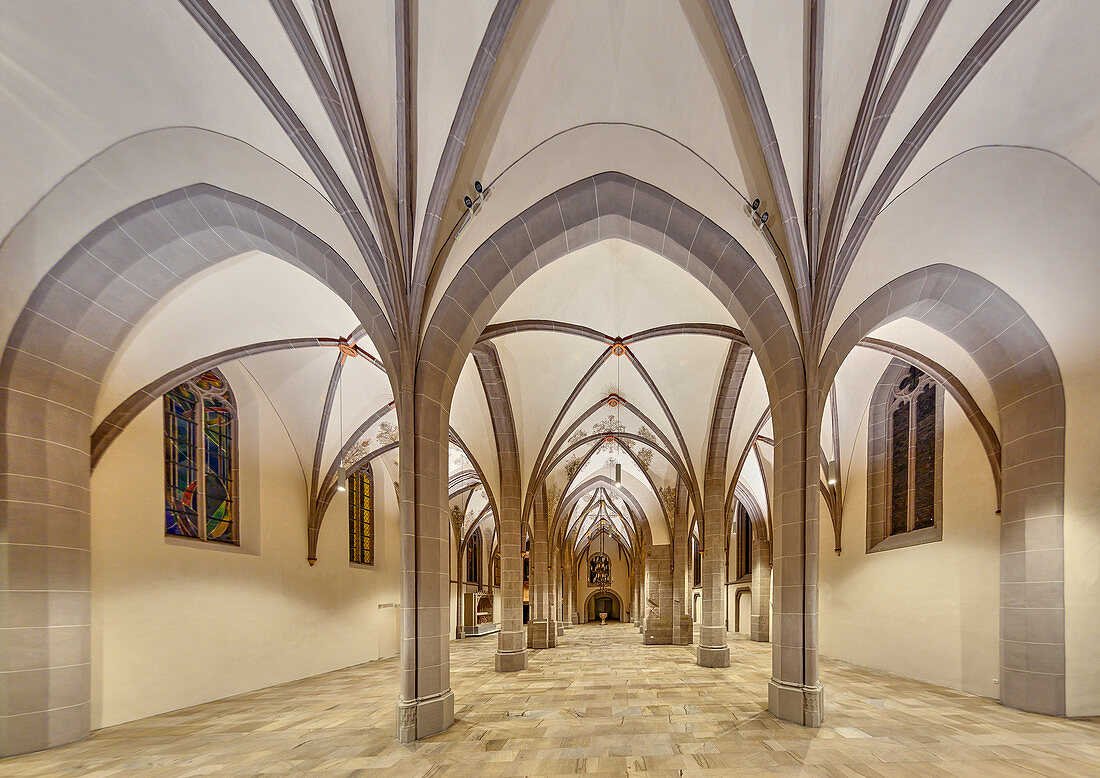 leere Hallenkirche St. Johann Baptist, Bad Honnef/Rhein, Nordrhein-Westfalen, Deutschland