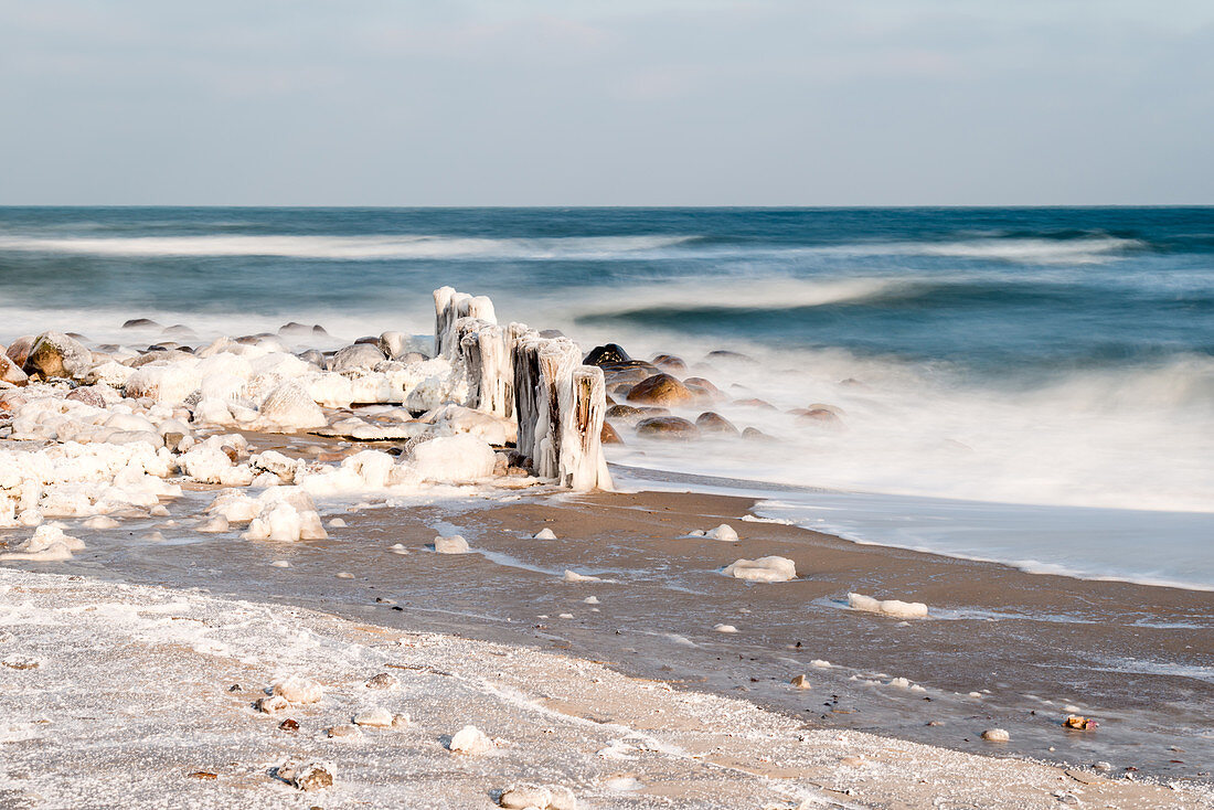 Icy groynes on the beach of Dahmeshöved, Ostee, Ostholstein, Schleswig-Holstein, Germany