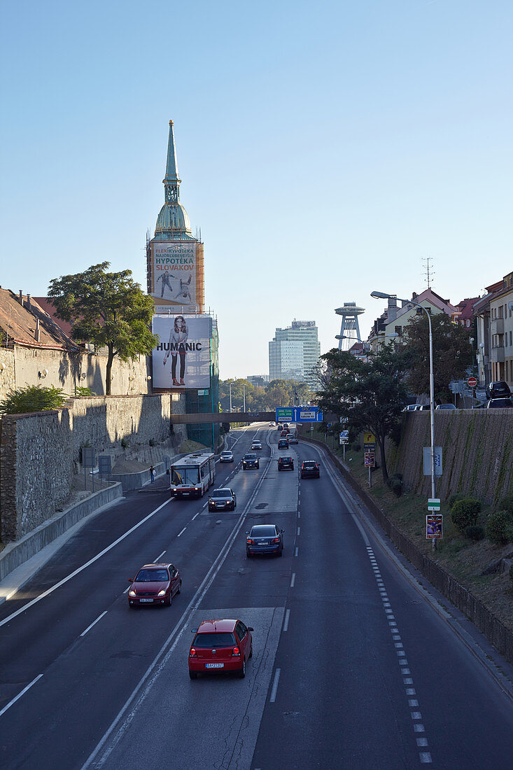 Most SNP, 4spurige Strasse in Bratislava, Slowakei