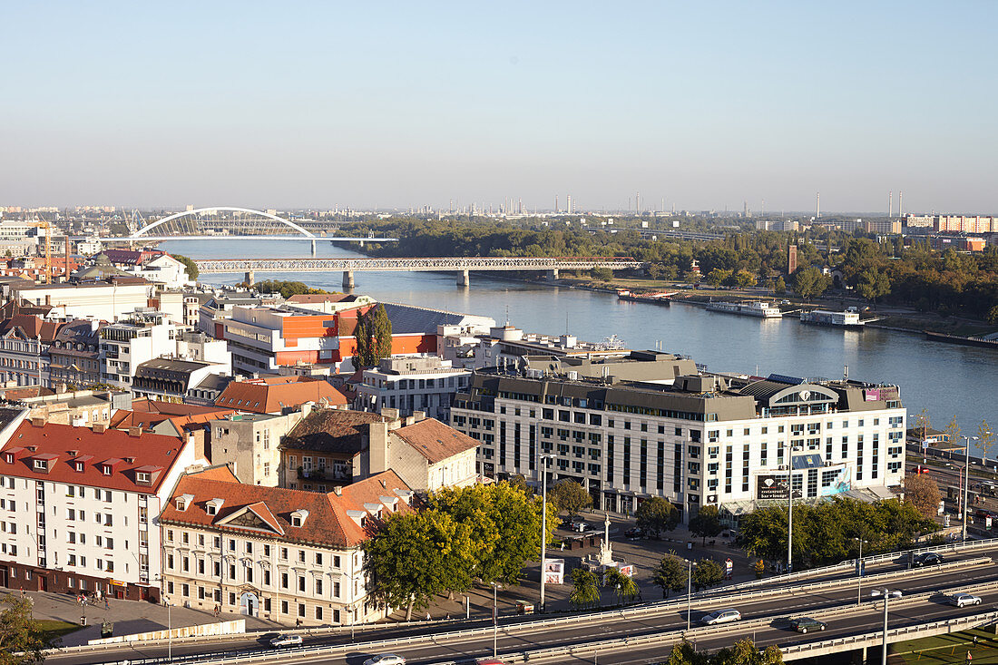Blick über die Stadt mit Donau, Bratislava, Slowakei