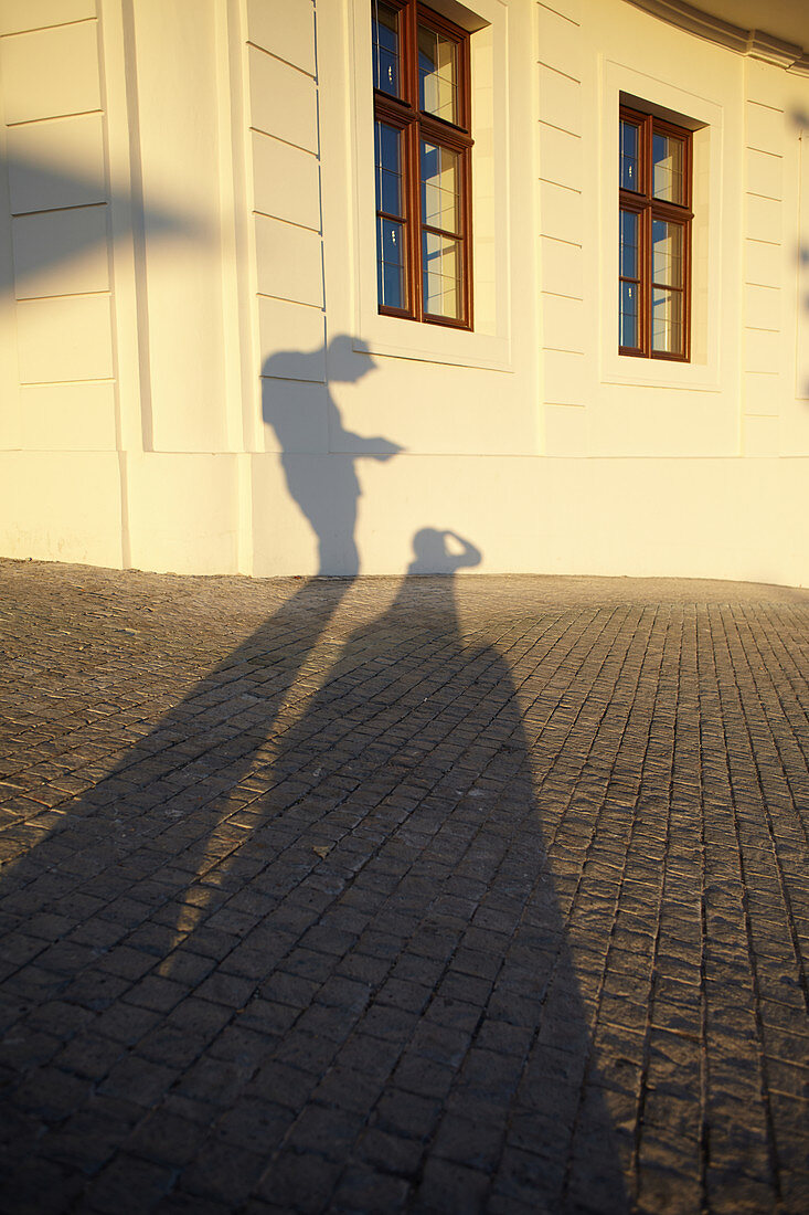 Schatten zweier Personen im Abendlicht an der Burg Bratislava, Bratislava, Slowakei