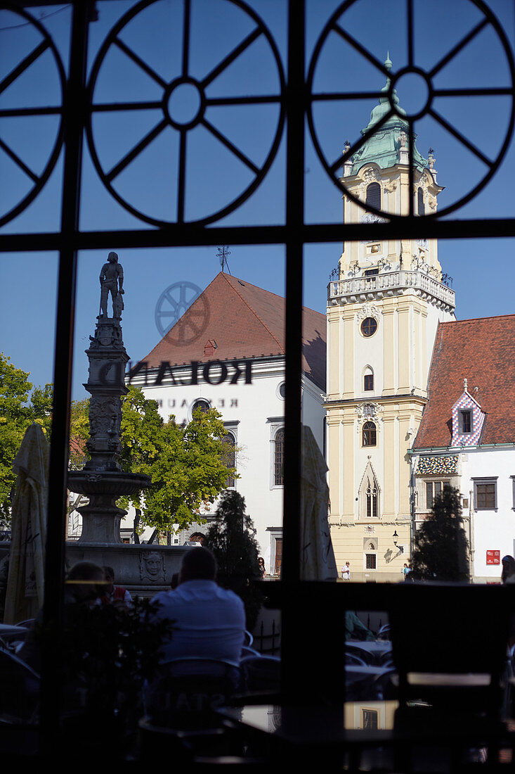 Blick durch die Scheibe des Cafes Roland auf den Primatialplatz in Bratislava, Slowakei