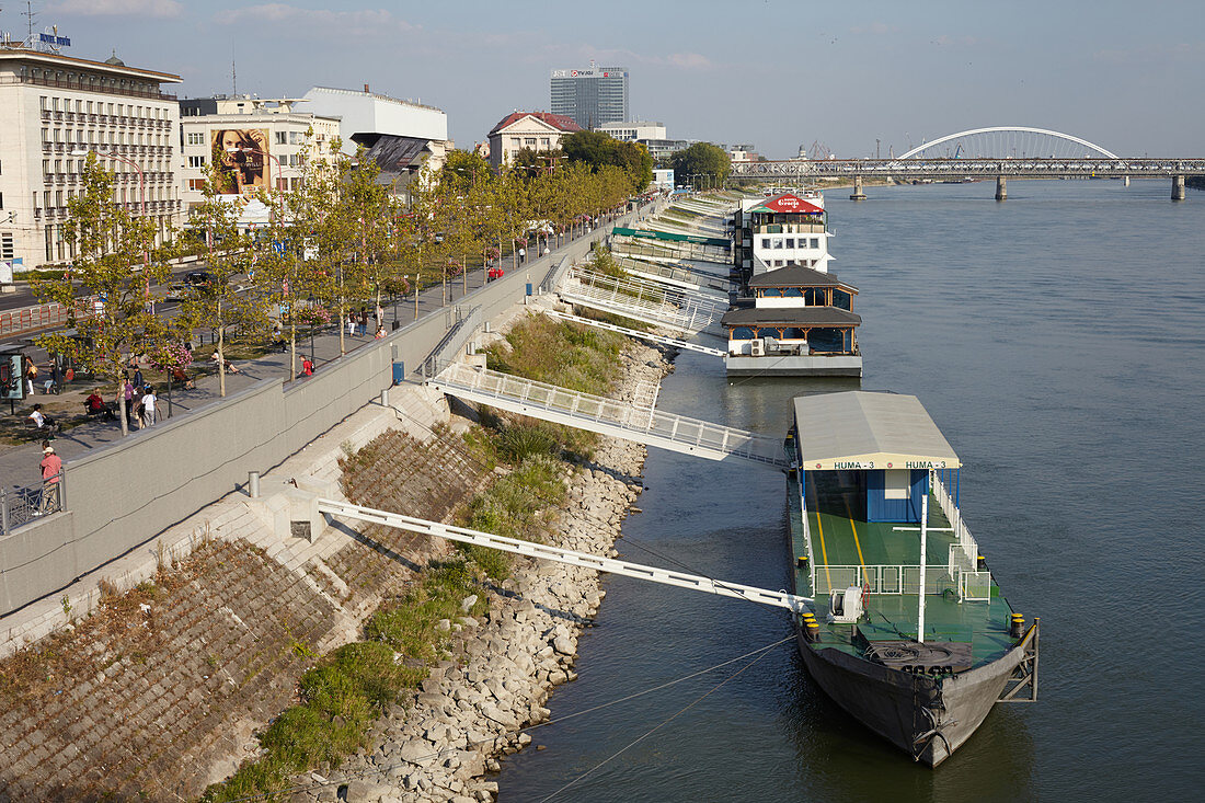 Schiffsanleger und Promenade an der Donau in Bratislava, Slowakei
