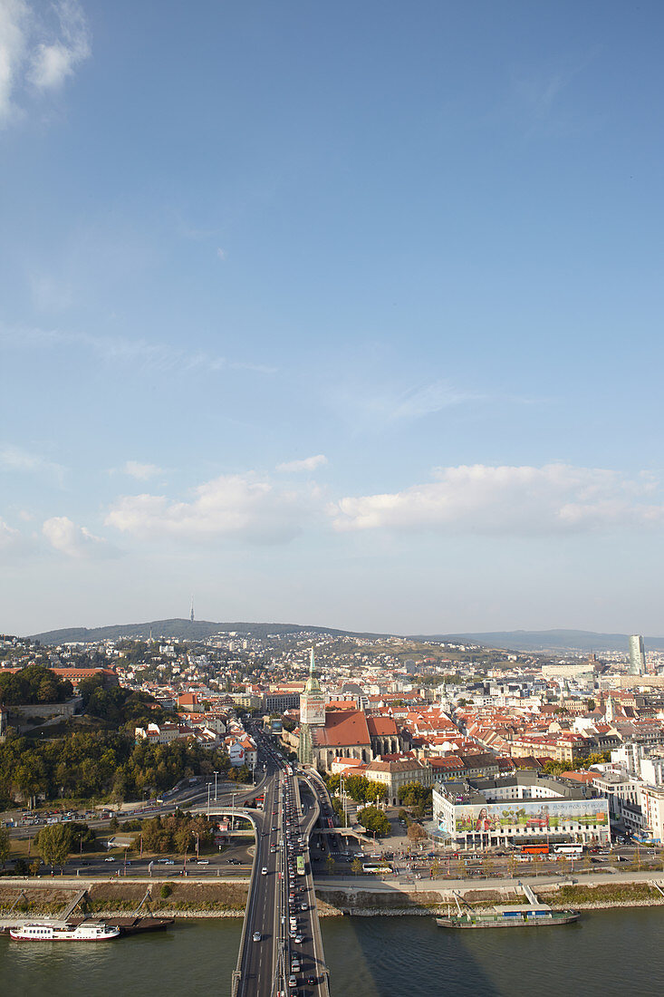Blick vom UFO Observation Deck auf die Donau und die Stadt Bratislava, Bratislava, Slowakei