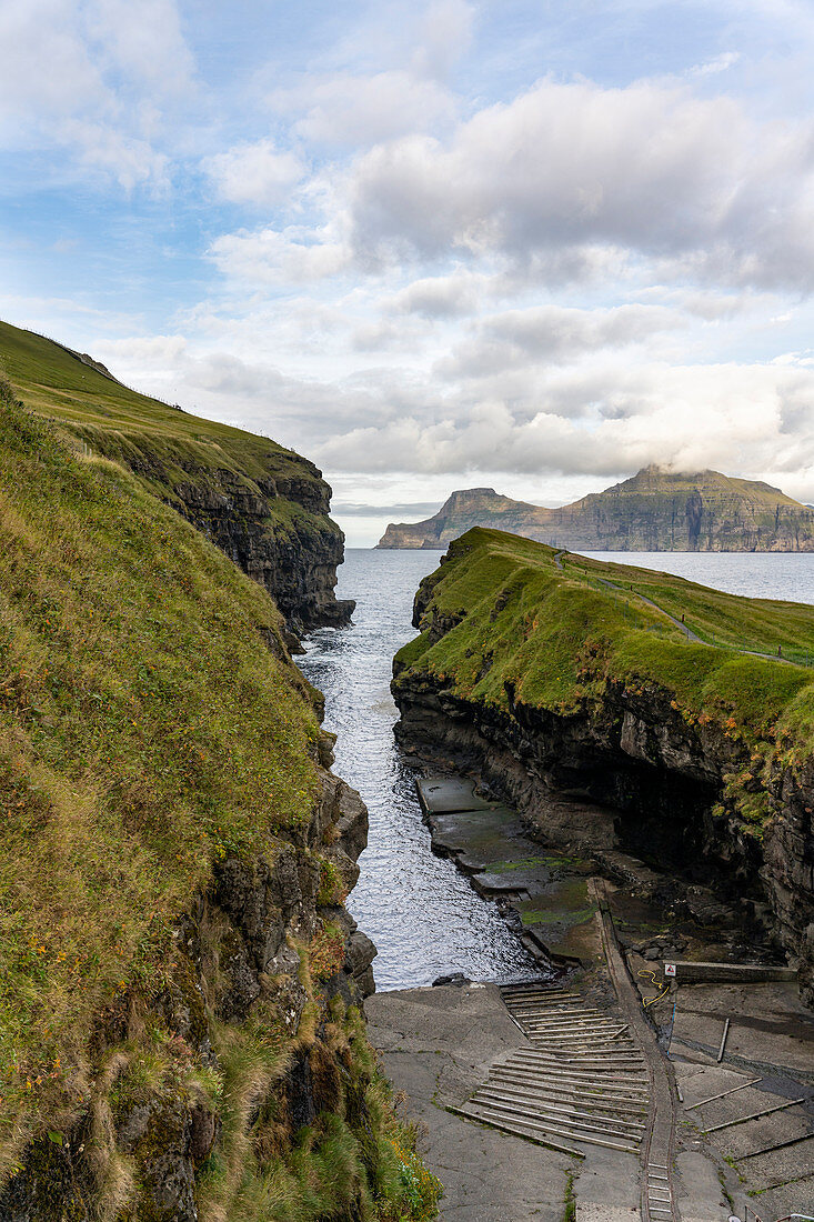 Natürlicher Hafen vom Fischerort Gjógv mit beeindruckender Landschaft, Gjógv, Färöer Inseln