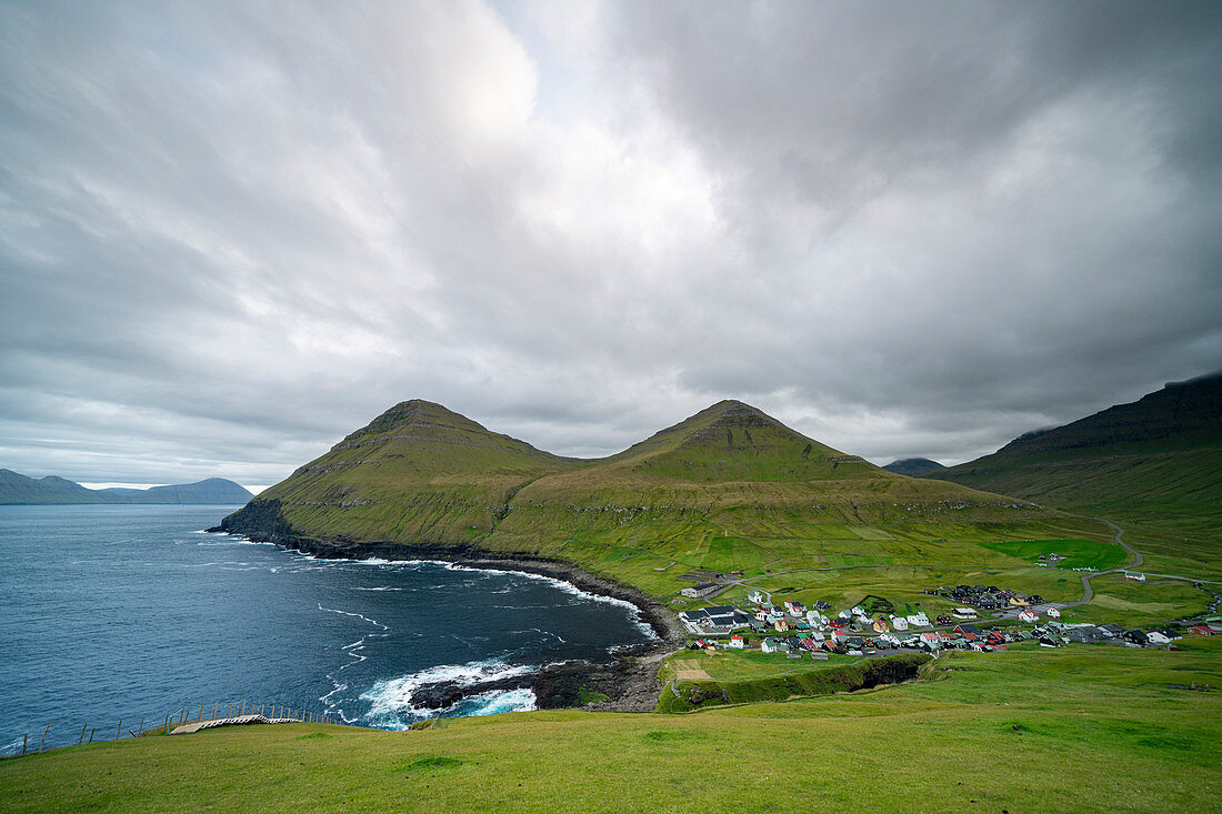 Blick von der Steilküste auf das Meer und die Berge rund um Gjógv, Färöer Inseln