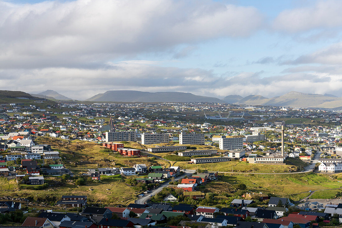 Blick von oben auf die Hauptadt der Färöer Inseln, Thorshavn, bei Sonnenschein