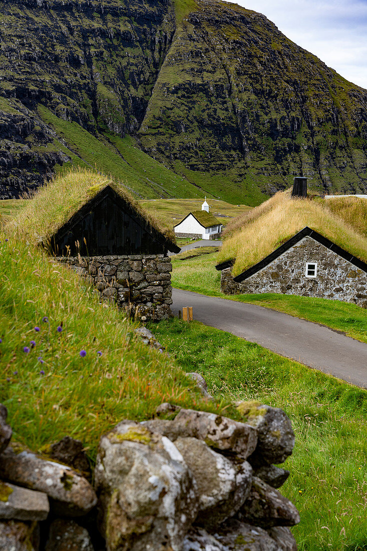 Historische Häuser mit grasbewachsenen Dächern an einem der schönsten Orte der Welt, Saksun, Insel Streymoy auf den Färöer Inseln