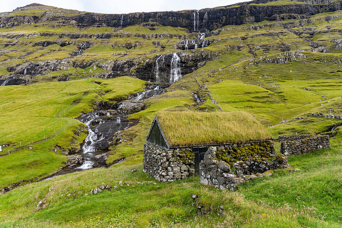 Historische Häuser mit grasbewachsenen Dächern an einem der schönsten Orte der Welt, Saksun, Insel Streymoy auf den Färöer Inseln