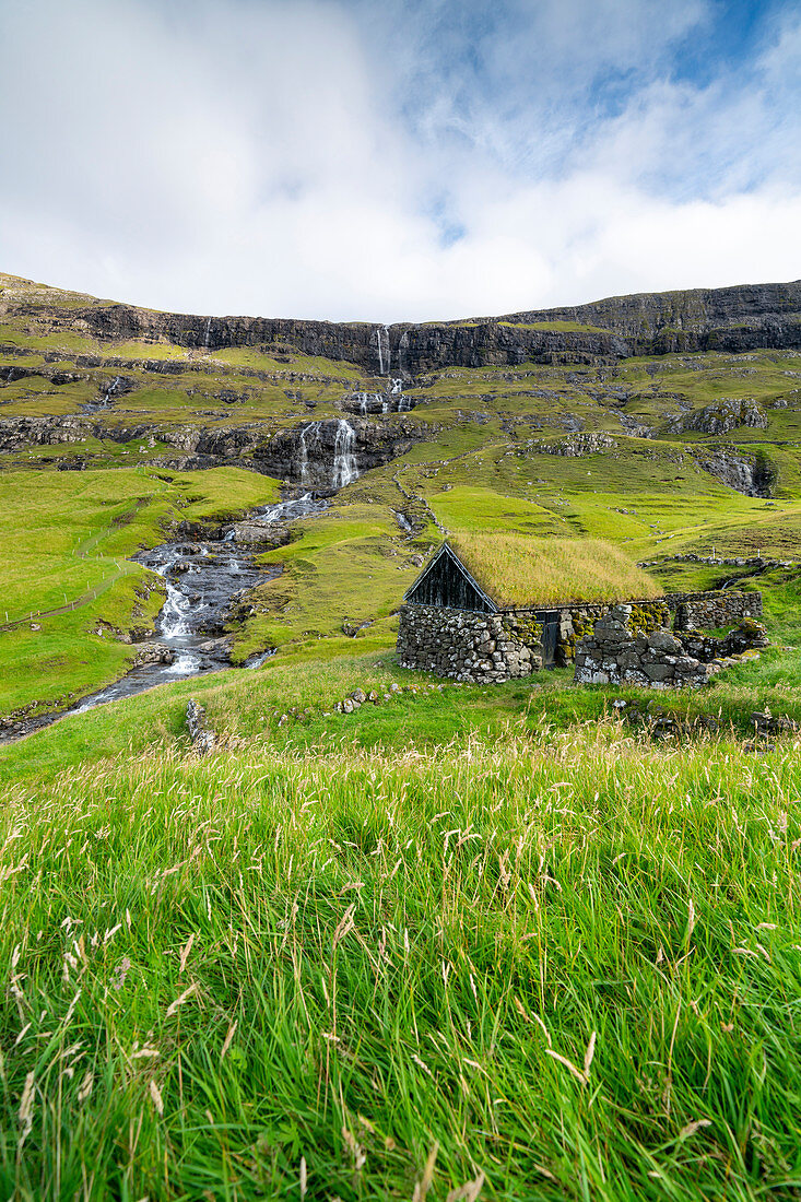 Historische Häuser mit grasbewachsenen Dächern an einem der schönsten Orte der Welt, Saksun, Insel Streymoy auf den Färöer Inseln