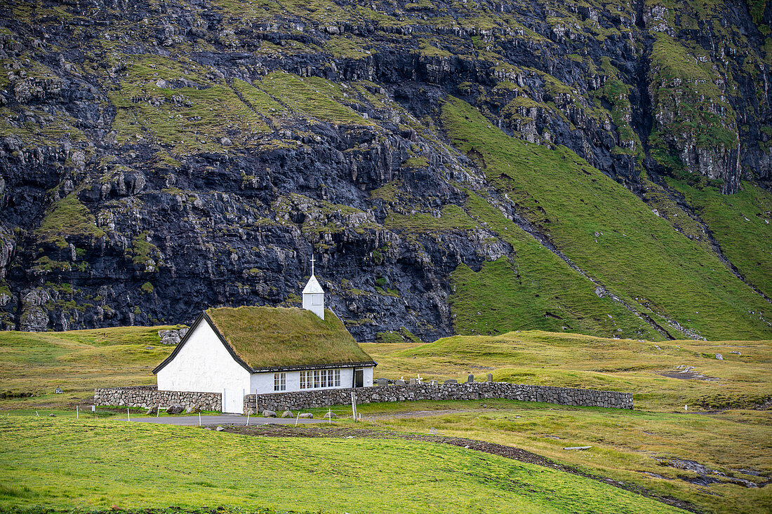 Kirche mit grasbewachsenem Dach an einem der schönsten Orte der Welt, Saksun, Insel Streymoy auf den Färöer Inseln