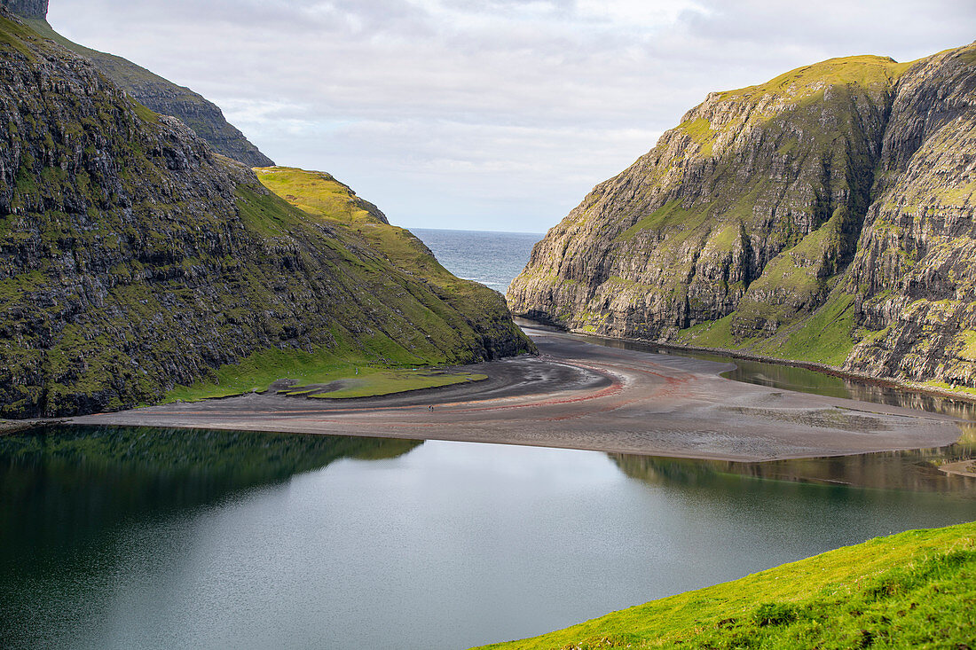 Lagune mit roten Algen bei Niedrigwasser an einem der schönsten Orte der Welt, Saksun, Insel Streymoy auf den Färöer Inseln