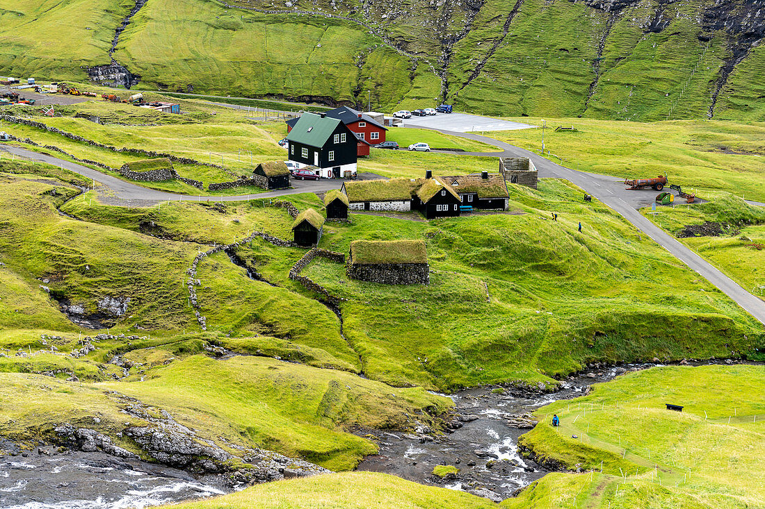 Blick in das Tal mit dem Dorf Saksun von einem Wanderweg aus, Insel Streymoy auf den Färöer Inseln