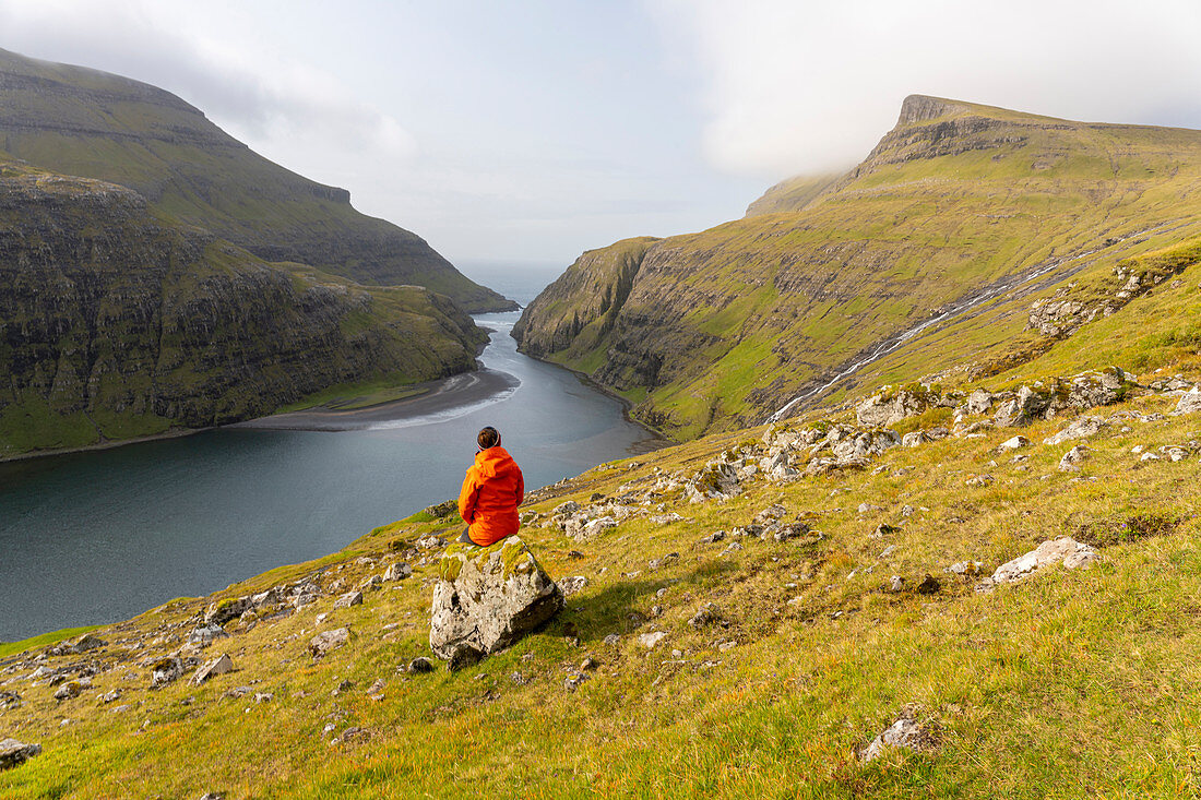 Frau blickt auf die Lagune von Saksun, Insel Streymoy auf den Färoer Inseln