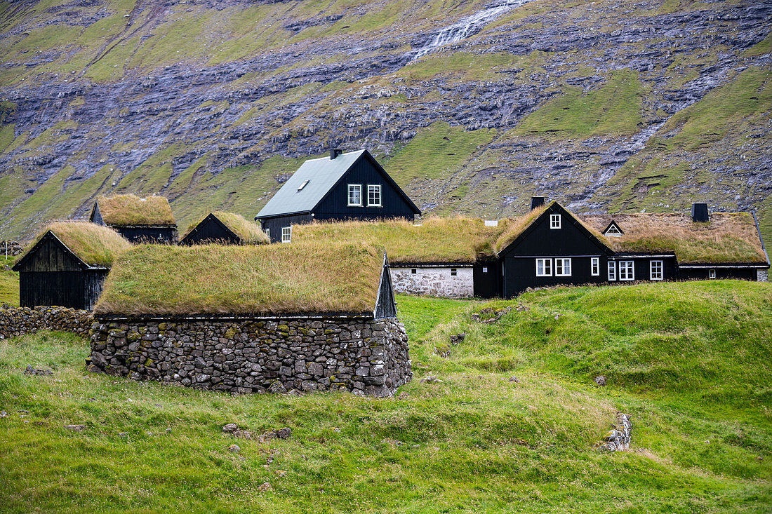 Blick auf die historischen Häuser von Saksun, mit grasbewachsenem Dach, Insel Streymoy auf den Färöer Inseln