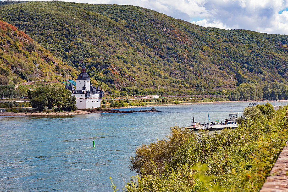 Der Rhein mit Blick auf Burg Pfalzgrafenstein bei Bacharach, Rheinland-Pfalz, Deutschland