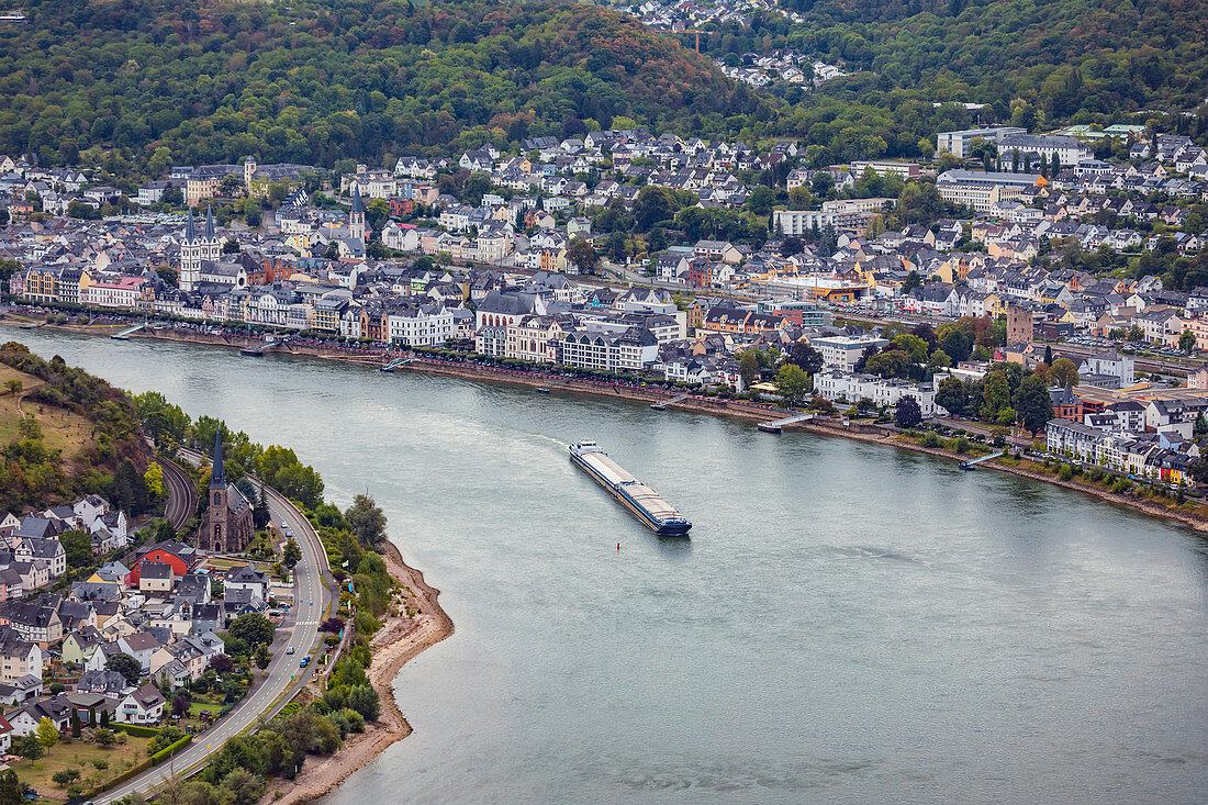 Der Rhein an der Loreley mit Blick auf St. Goarshausen, Rheinland-Pfalz, Deutschland
