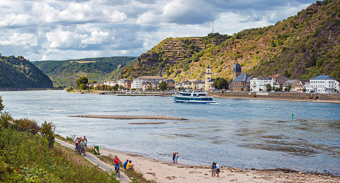 Der Rhein an der Loreley mit Blick auf St. Goarshausen, Rheinland-Pfalz, Deutschland