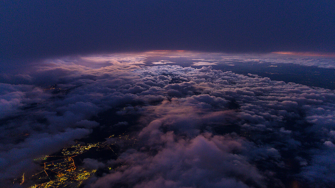 Letztes Licht am Abend zwischen den Wolken, Luftaufnahme, Ruhrgebiet, Deutschland