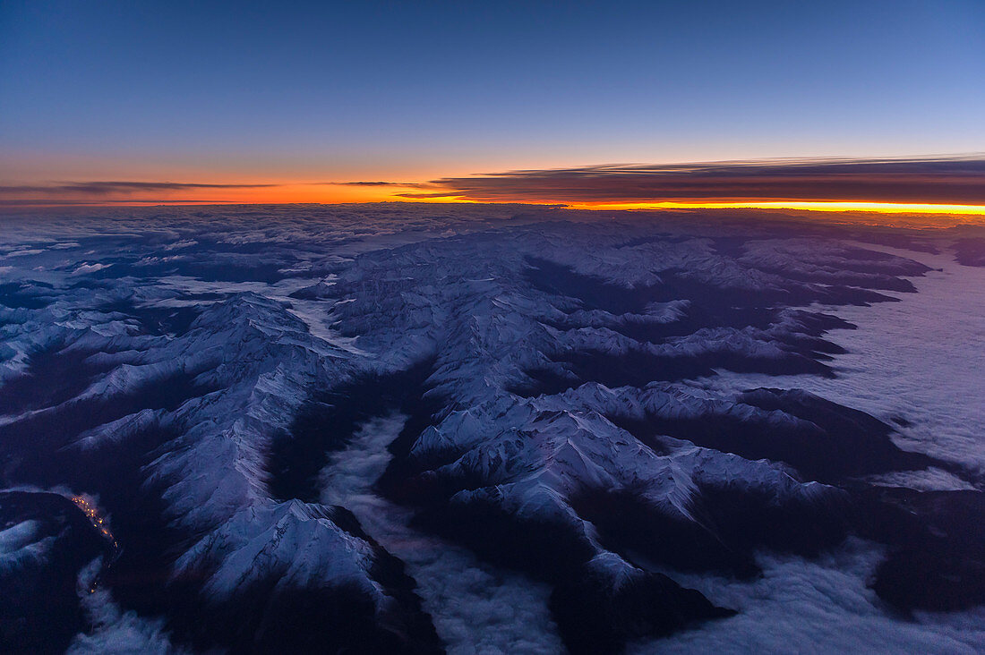 Sonnenaufgang über den Alpen, Luftbild, Österreich