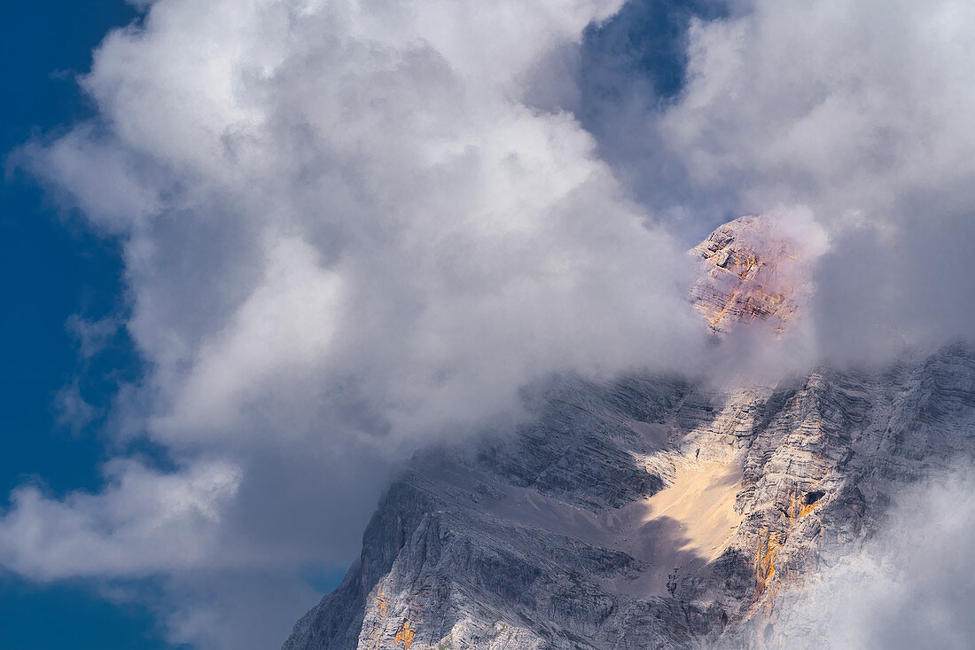 Die Flanke der Zugspitze im dichten Nebel, Ehrwald, Tirol, Österreich
