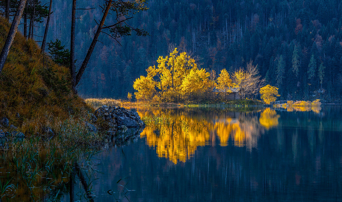 Herbstliche Eibseeinsel, Grainau, Bayern, Deutschland