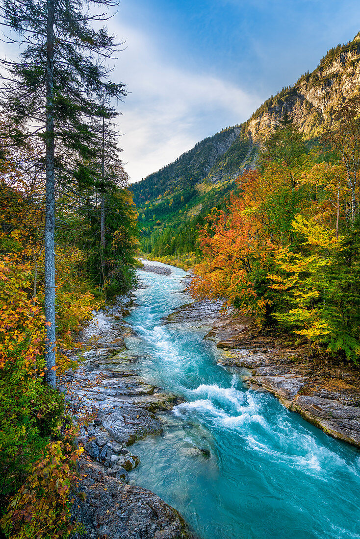 Der Fluss Rißbach im Herbst im Karwendel, Hinterriss, Tirol, Österreich