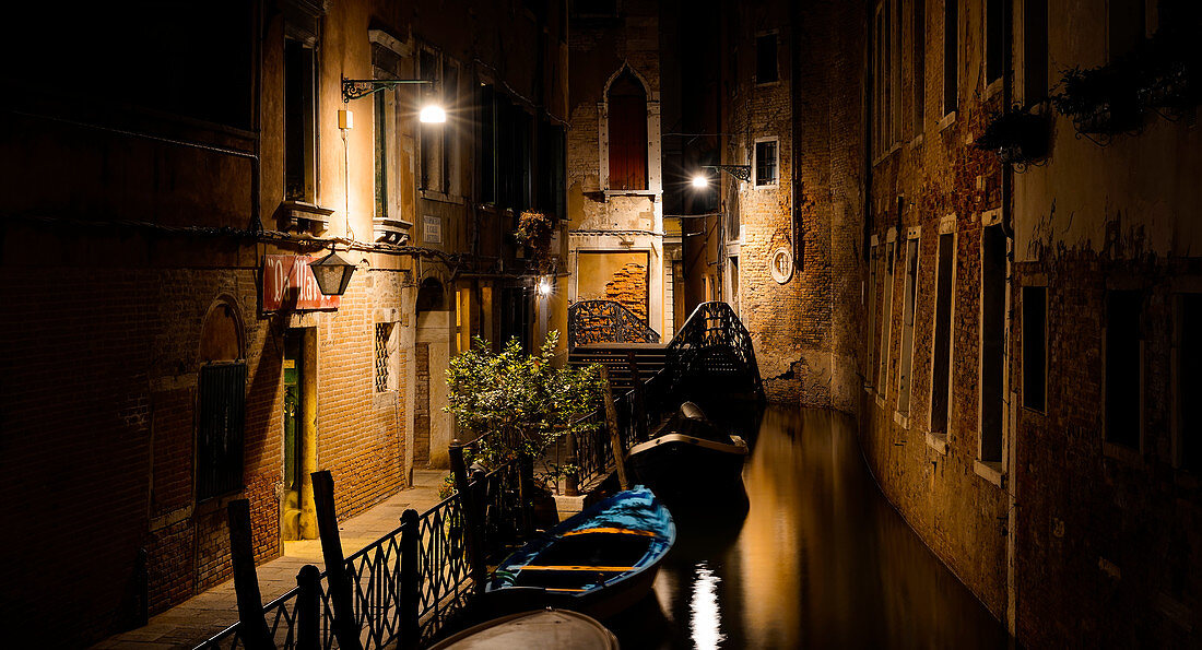 Stiller Ort im nächtlichen Venedig, Venetien, Italien