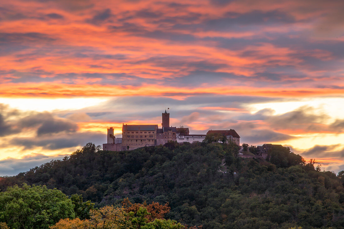 Blick vom Burschenschaftsdenkmal auf die Wartburg zum Sonnenuntergang, Eisenach, Thüringen, Deutschland, Europa