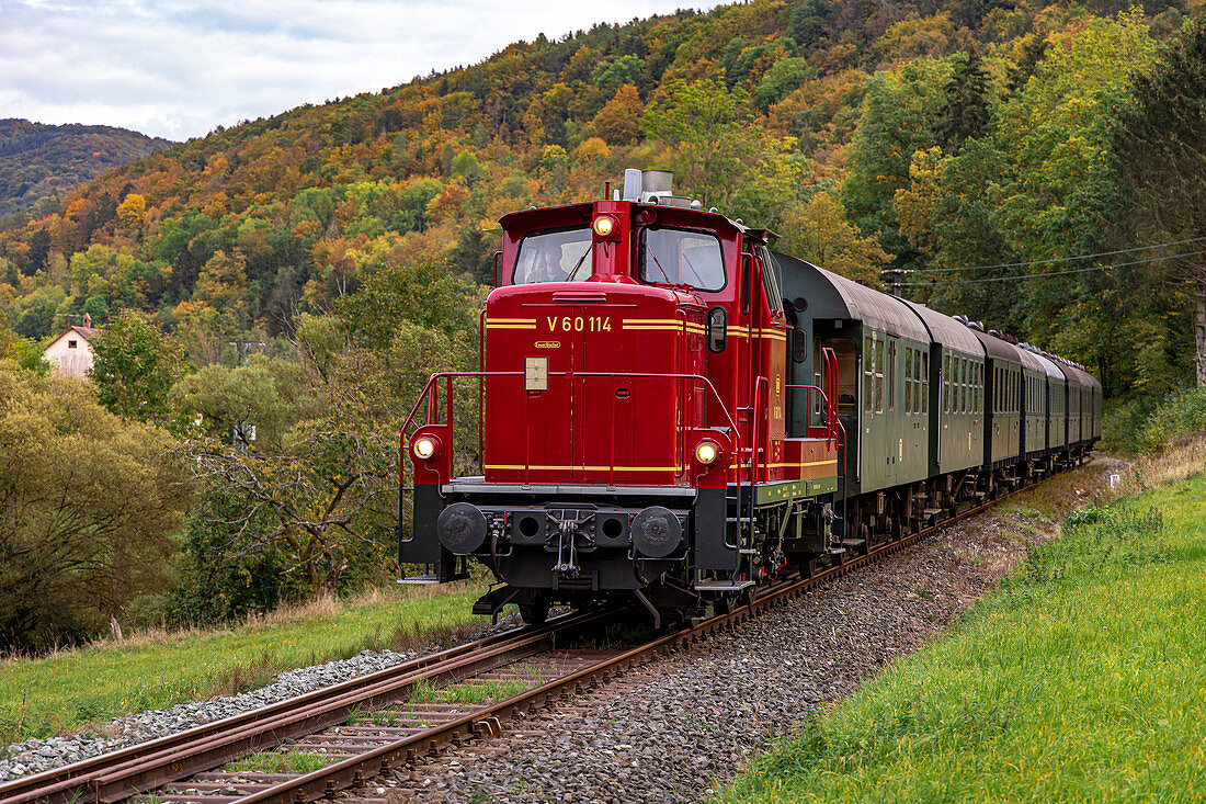 Historische Eisenbahn mit Diesellok im Wiesenttal im Herbst, Streitberg, Oberfranken, Bayern, Deutschland