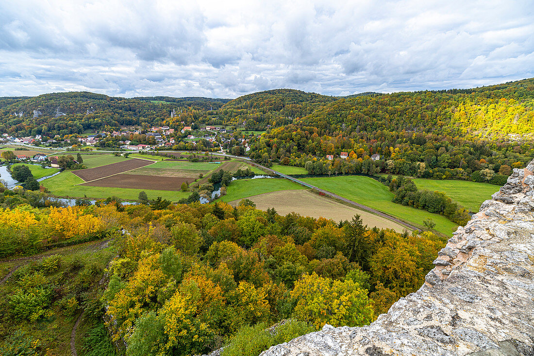 Aussicht von Ruine Neideck auf Wiesenttal im Herbst, Streitberg, Oberfranken, Bayern, Deutschland