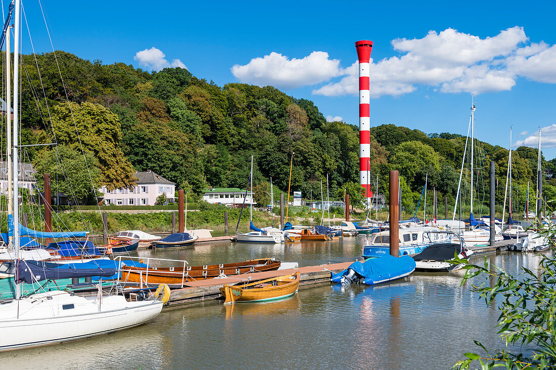 Der 2020 in Betrieb genommene Leuchtturm am Mühlenberger Segelclub, Nienstedten, Hamburg, Deutschland