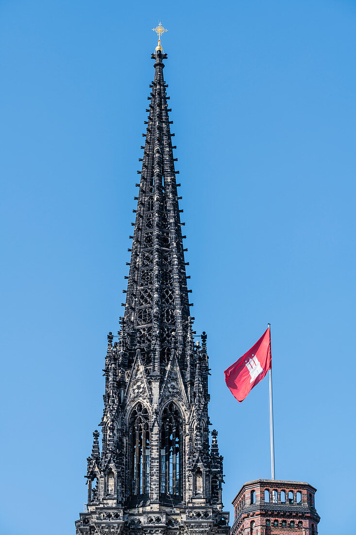 Kirchenruine, Mahnmal St. Nikolai mit Hamburg Flagge im Vordergrund, Altstadt, Hamburg, Deutschland