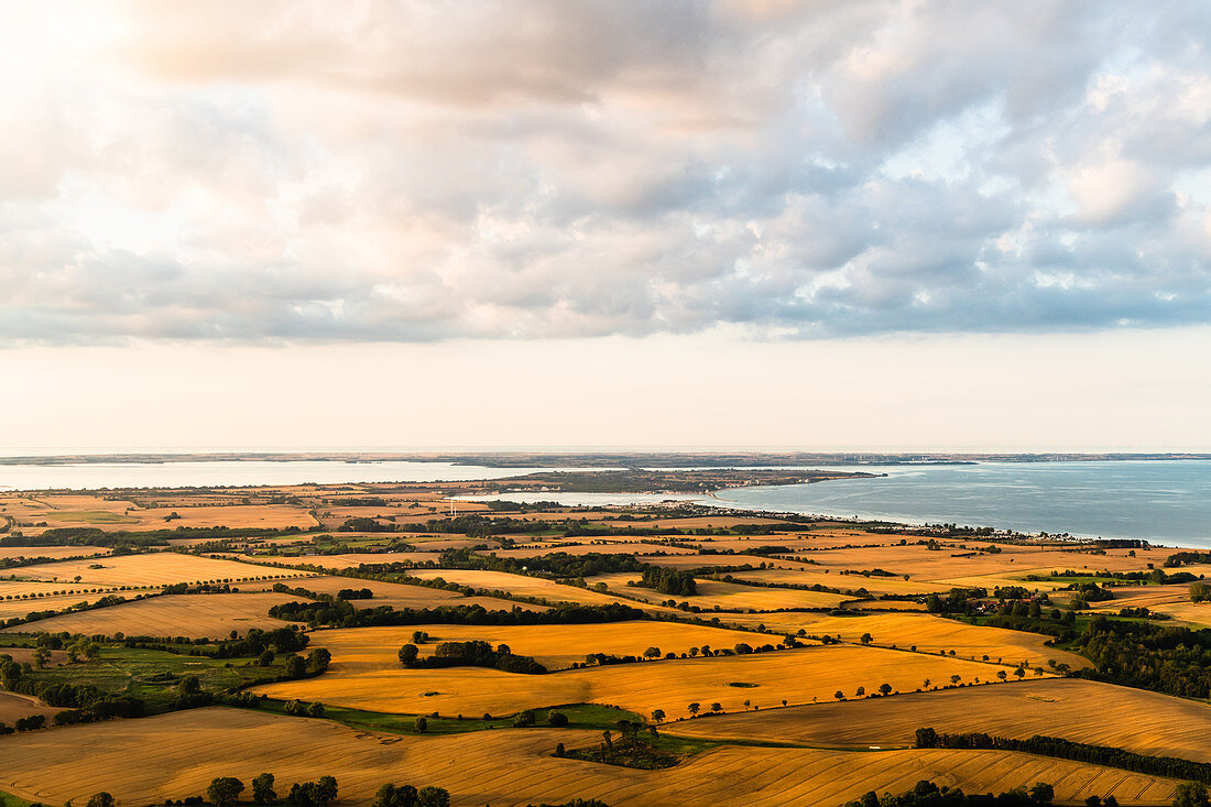 Blick aus dem Ballon über abgeerntete Felder bis zur Insel Fehmarn, Ostholstein, Schleswig-Holstein, Deutschland