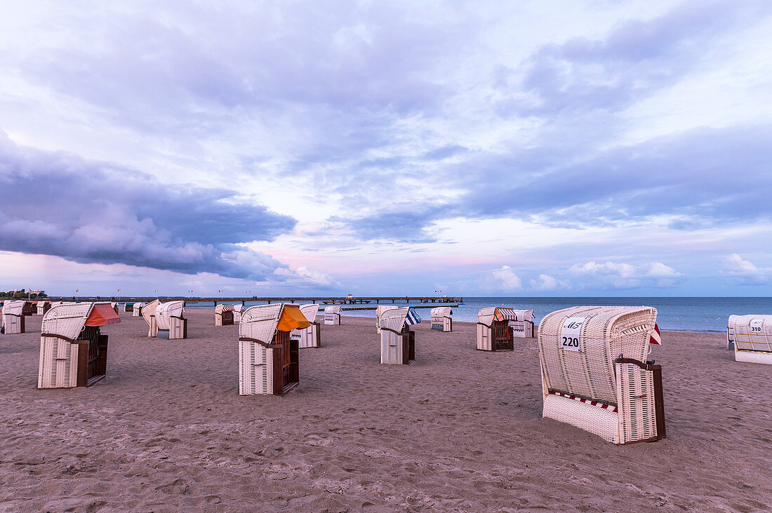 Strandkörbe am Strand von Großenbrode im Abendlicht, Ostsee, Ostholstein, Schleswig-Holstein, Deutschland