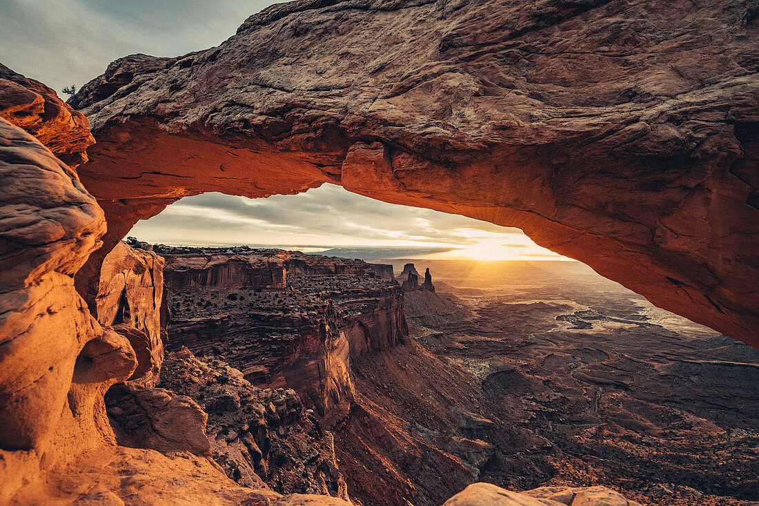 Sonnenaufgang am Mesa Arch im Canyonlands National Park, Utah, USA, Nordamerika