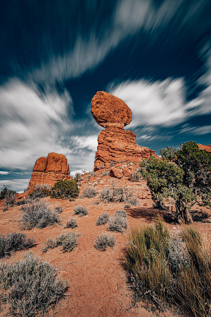 Balanced Rock in Arches National Park, Utah, USA, North America