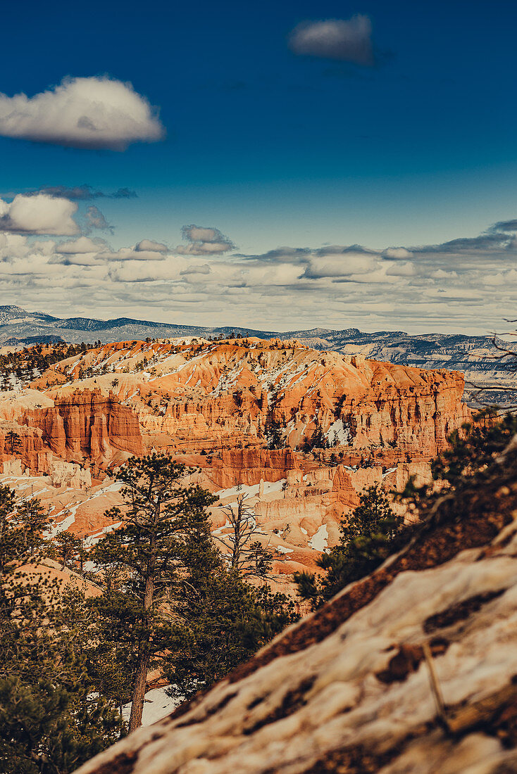 Gesteinsformationen im Bryce Canyon mit Schnee, Utah, USA, Nordamerika