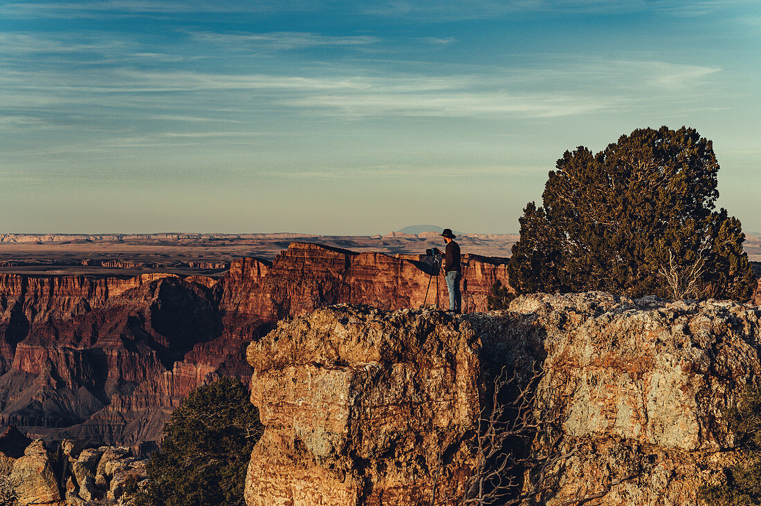 Fotograf steht am Rand des Grand Canyon, Grand Canyon Nationalpark, Arizona, USA, Nordamerika