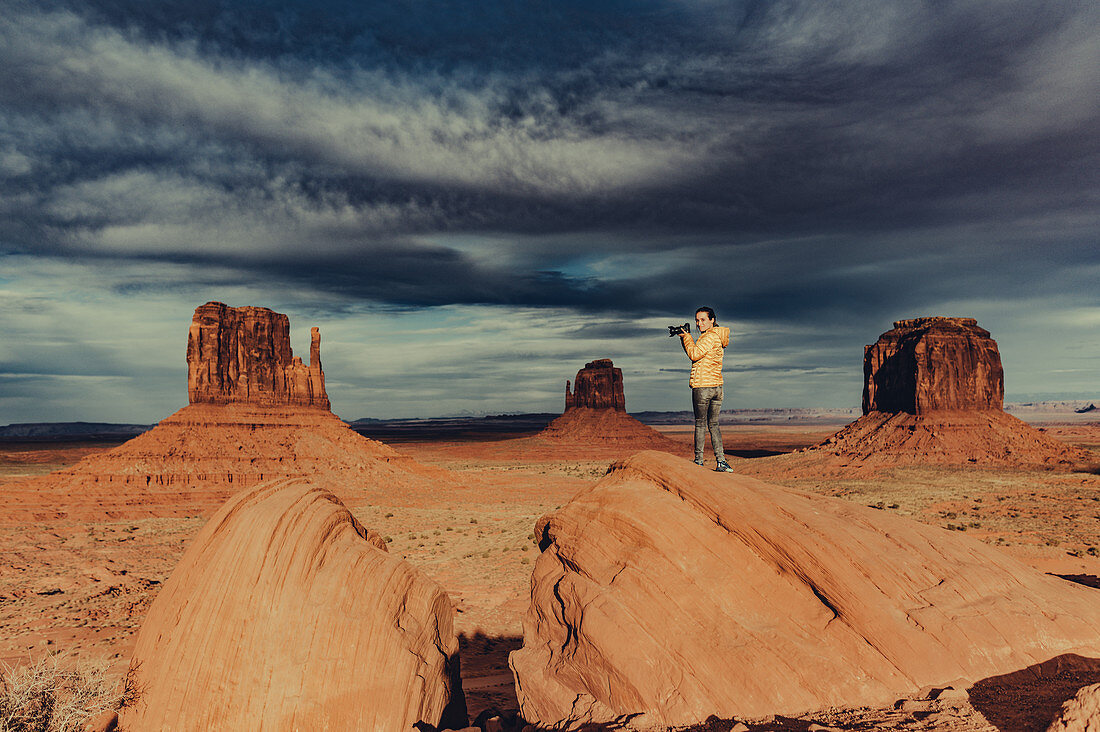 Fotografin im Monument Valley, Arizona, Utah, USA, Nordamerika