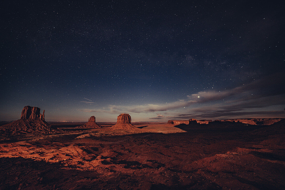 West Mitten Butte, East Mitten Butt und Merrick Butte mit Sternenhimmel, Monument Valley, Arizona, Utah, USA, Nordamerika
