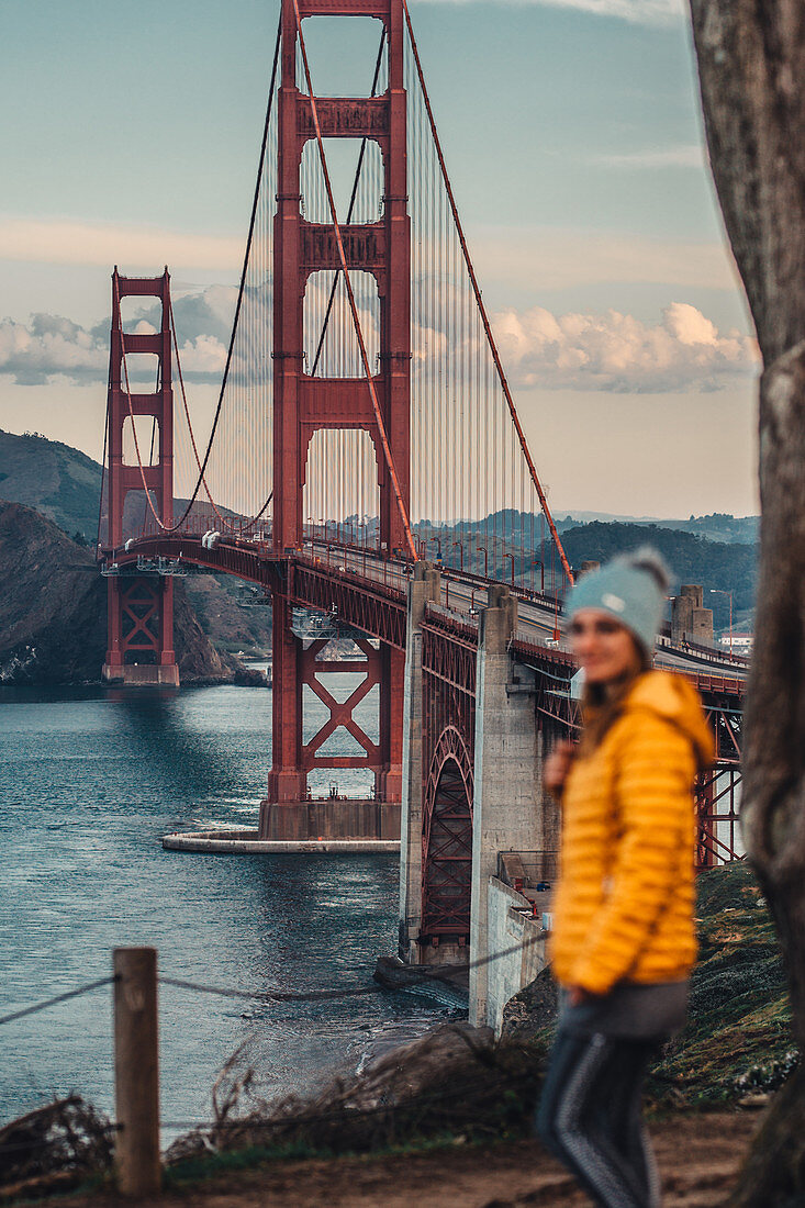 Frau steht vor Golden Gate Bridge, San Francisco, Kalifornien, USA, Nordamerika, Amerika