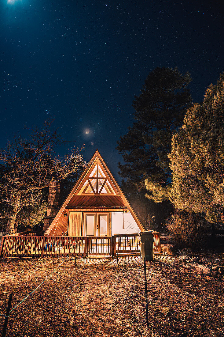 Nurdachhaus im Wald, Sedona, Arizona, USA, Nordamerika, Amerika