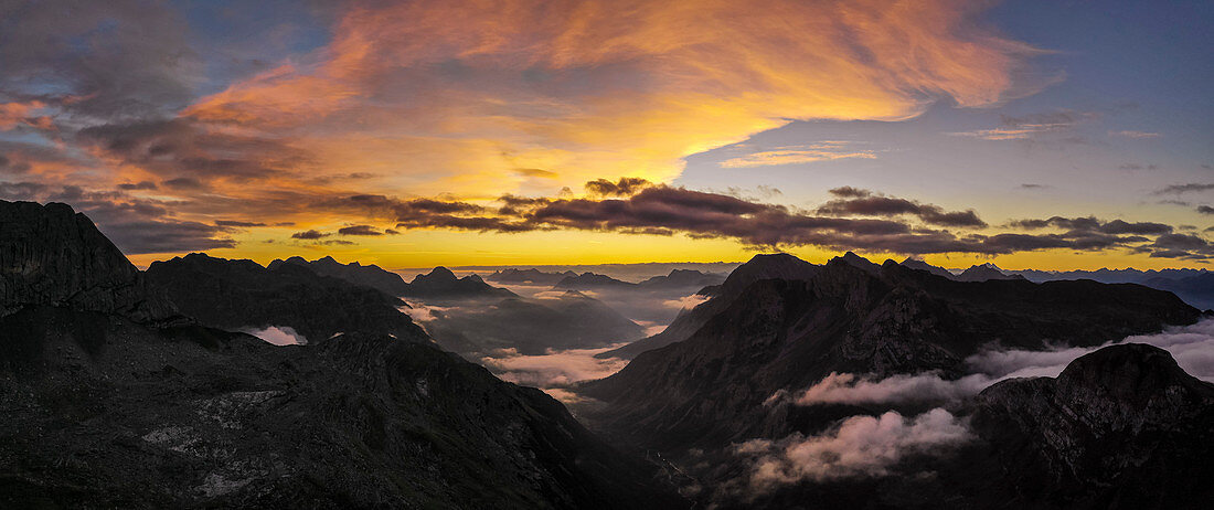 Panorama bei Sonnenaufgang aus der Luft, Vorarlberg, Österreich