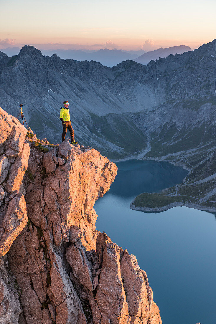 Fotograf auf einer Klippe über dem Lünersee, Brandnertal, Vorarlberg, Österreich